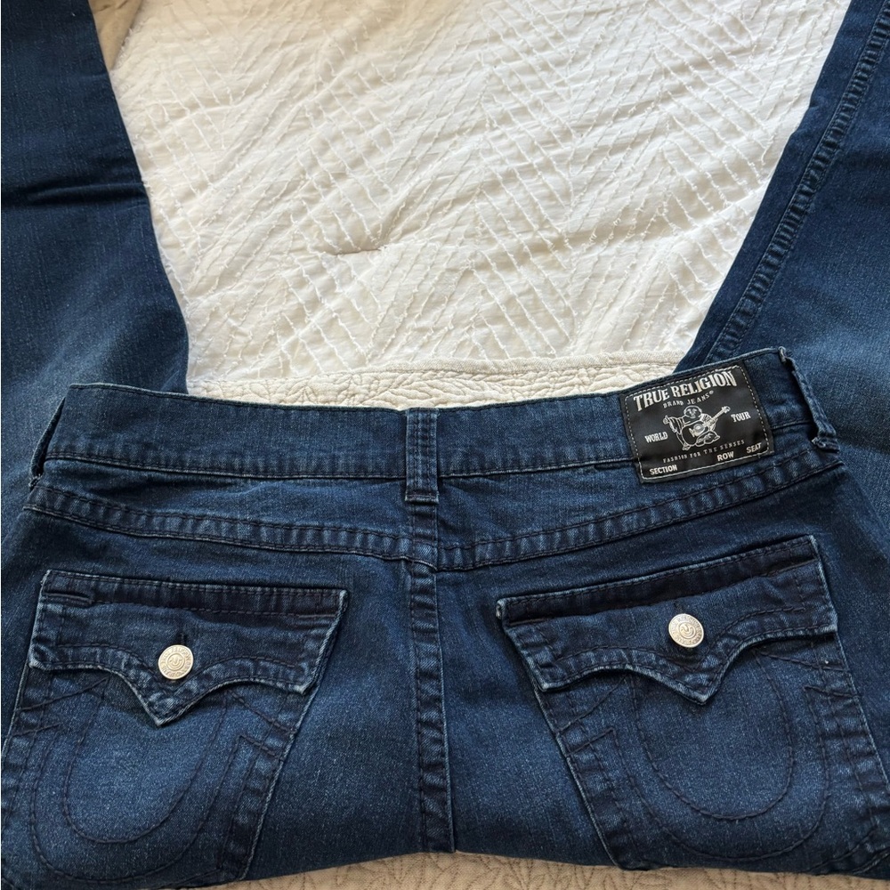 TRUE RELIGION GENO FLAP RELAXED SLIM JEAN DARK RINSE